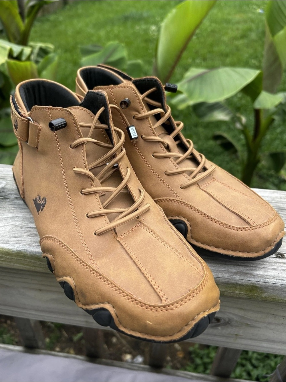 LDECK Men' s All-Terrain Tan Leather-Like Shoes Size 40 /mens 8/ Women's 9.5